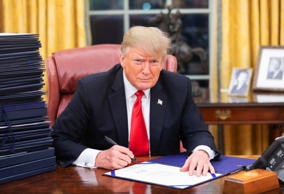   트럼프 대통령은 취임 첫날 25개의 행명령에 사인하면서 그동안 딥스가 이룩한 대부분의 아젠다를 무력화시킬 것이라고 한다. 이것만으로도 세계가 뒤집어 지지 않을까?